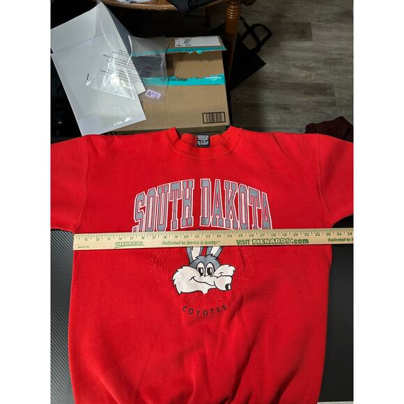 Vintage South Dakota Coyotes Crewneck Sweatshirt Red HL Miller Gold Size XL USA - Picture 4 of 11